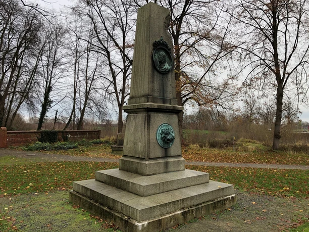 Herzog-Wilhelm-Denkmal in Thedinghausen, ein beeindruckender Steinobelisk mit zwei Bildmedaillons.