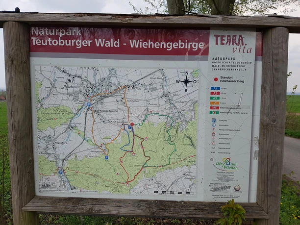 Informationstafel am Wanderparkplatz Holzhauser Berg Informationstafel am Wanderparkplatz Holzhauser Berg mit Karte vom Naturpark Teutoburger Wald.