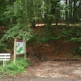 Wanderparkplatz "Glösinghausen" Wanderparkplatz am Waldrand mit Infotafel und Bank; von Bäumen umgeben, Ausgangspunkt für Wanderwege.