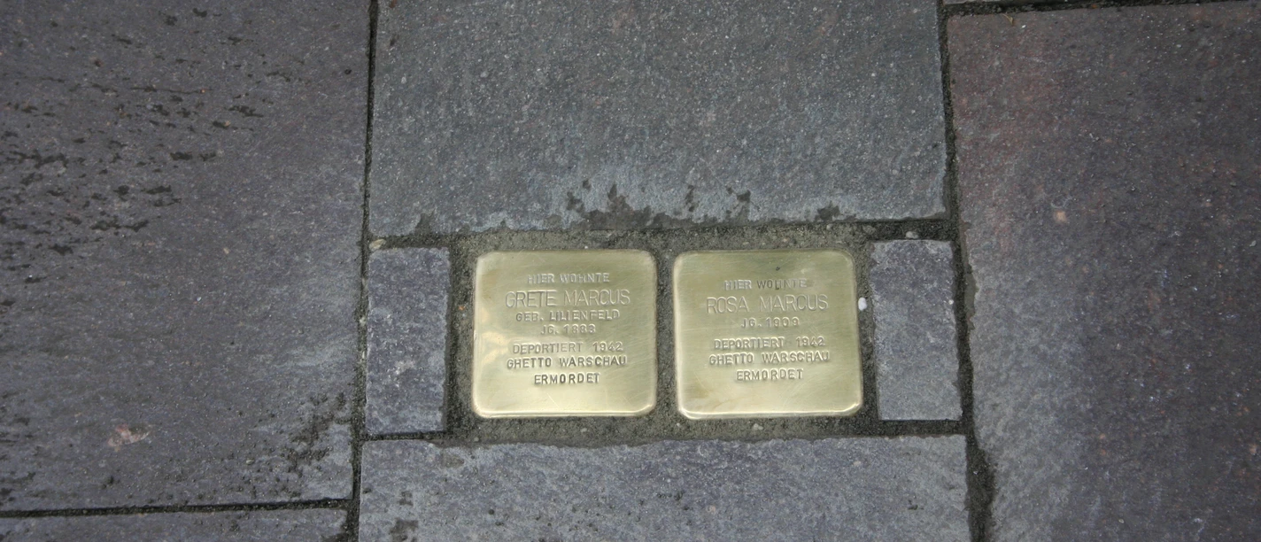 Stolpersteine Zwei Messingplatten inmitten von Bürgersteigpflaster gedenken Opfern des Nationalsozialismus.