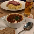 Pütz Brewery Ein köstliches Gericht aus herzhaftem Gulasch und Brot, begleitet von einem erfrischenden Bier.A delicious dish of hearty goulash and bread, accompanied by a refreshing beer.