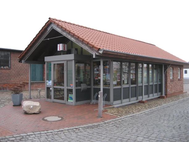 Toilette am TourismusService Bruchhausen-Vilsen Die Toilette am TourismusService Bruchhausen-Vilsen ist ein modernes Gebäude mit Glasverkleidung.
