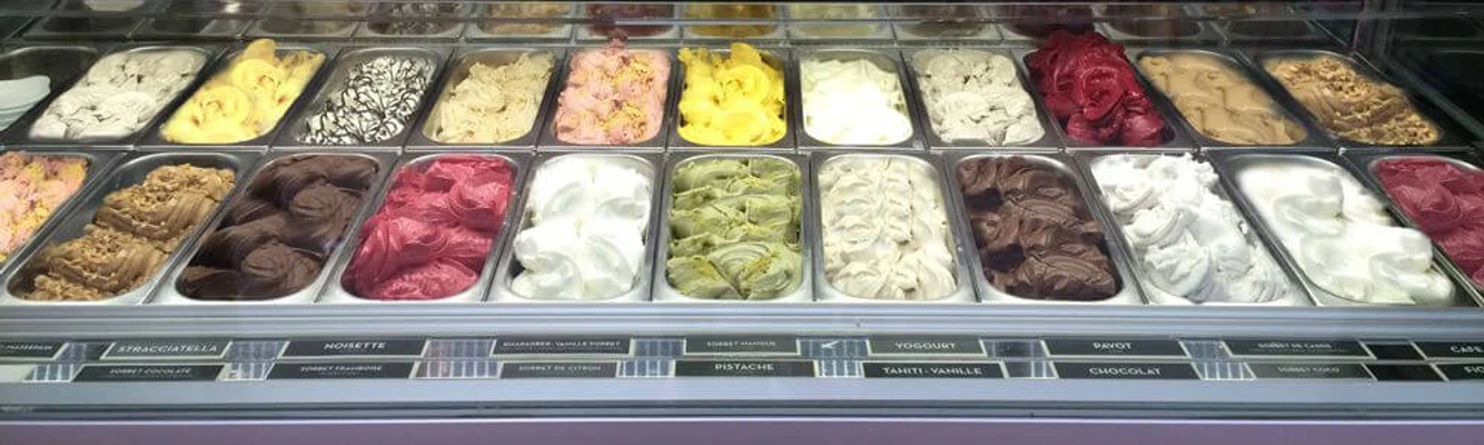 Bar Schmitz Eisvitrine mit vielen Eissorten in der Bar Schmitz.Ice cream display case with many flavors at Bar Schmitz.