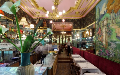 Bar Schmitz Stillvoll eingerichtete Bar Schmitz im Jugendstil.