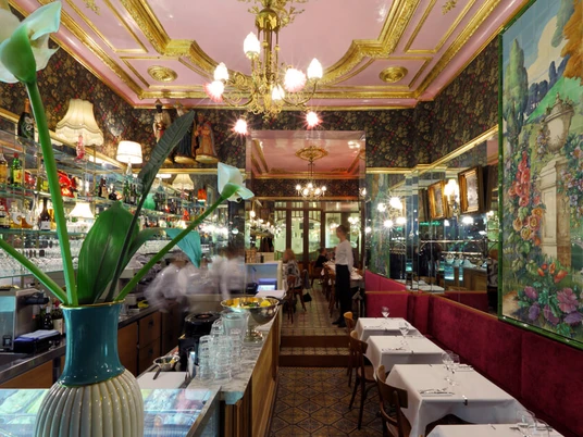 Bar Schmitz Stillvoll eingerichtete Bar Schmitz im Jugendstil.The stylishly furnished Bar Schmitz in Art Nouveau style.