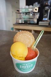 Eisfeld Zwei Kugel Fruchteis mit Waffel im Becher.