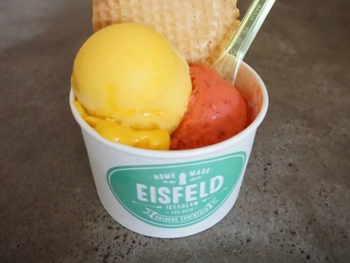 Eisfeld Zwei Kugel Fruchteis mit Waffel im Becher.Two scoops of fruit ice cream with a cone in a cup.