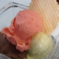 IL GELATO di ferigo Nahaufnahme von drei Kugeln Eiscreme mit runder Waffel.