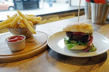 Burger Restaurant Hornochse Nahaufnahme, ein klassischer Hamburger mit Pommes.