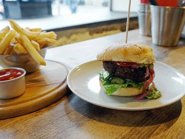 Burger Restaurant Hornochse Nahaufnahme, ein klassischer Hamburger mit Pommes.