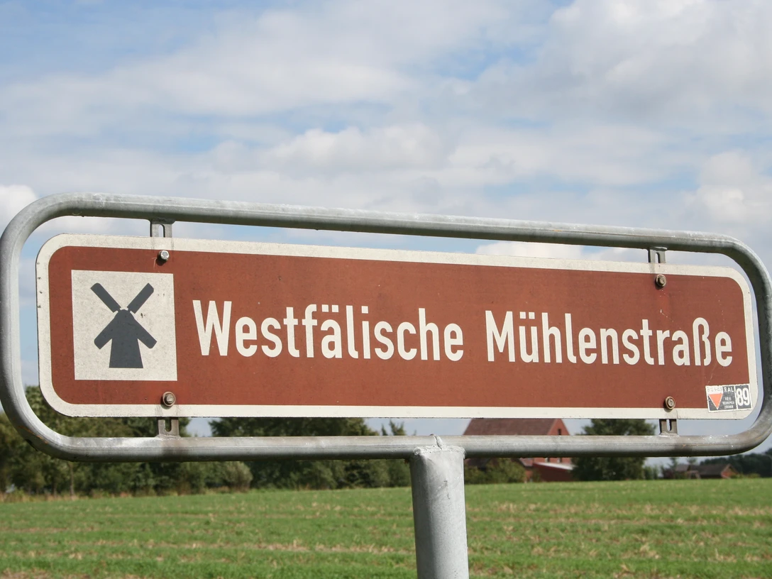 Westfälische Mühlenstrasse Ein braunes Straßenschild mit Windmühlensymbol weist auf die "Westfälische Mühlenstraße" hin.