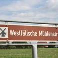 Westfälische Mühlenstrasse Ein braunes Straßenschild mit Windmühlensymbol weist auf die "Westfälische Mühlenstraße" hin.
