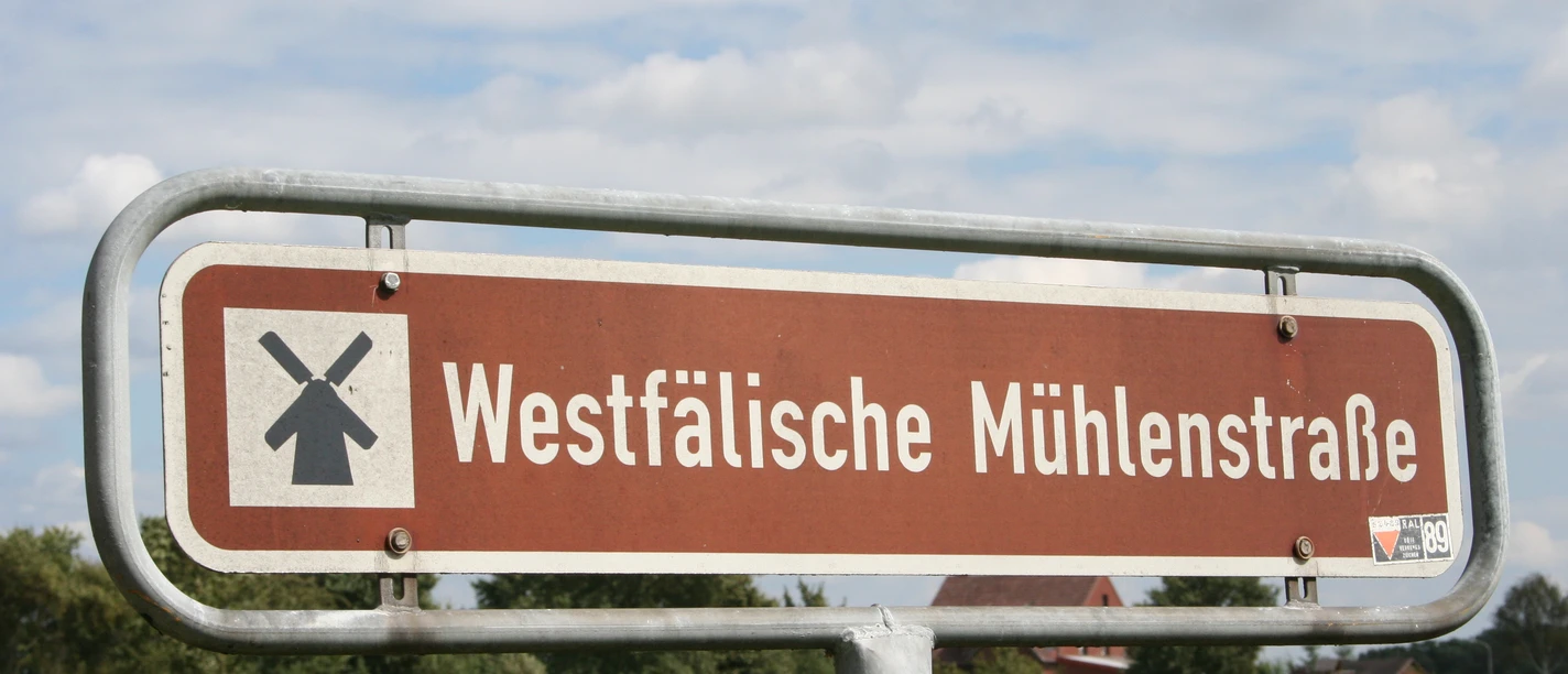 Westfälische Mühlenstrasse Ein braunes Straßenschild mit Windmühlensymbol weist auf die "Westfälische Mühlenstraße" hin.