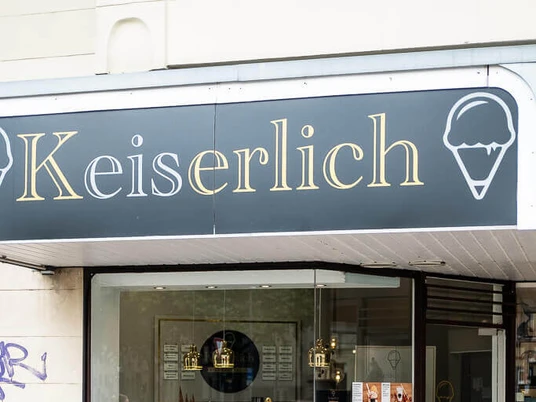 Eisdiele Keiserlich Außenansicht auf die Eisdiele mit großer Fensterfront.Exterior view of the ice cream parlor with large window front.