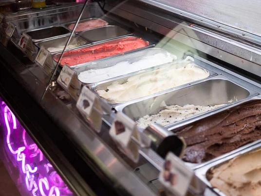 Konditorei Eis Engel Eisvitrine mit verschiedenen Eissorten.Ice cream display case with a variety of flavors.