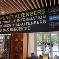 I-Punkt Altenberg Tourist-Information i-Punkt Altenberg mit Broschüren und Prospekten, Deckenlamellen darüber.