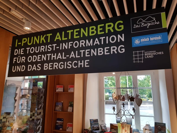I-Punkt Altenberg Tourist-Information i-Punkt Altenberg mit Broschüren und Prospekten, Deckenlamellen darüber.