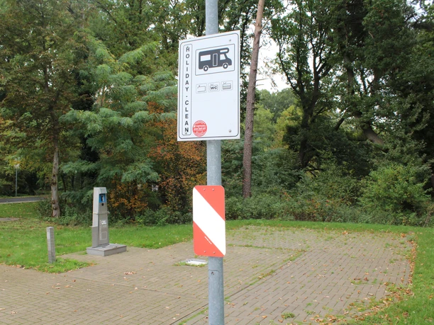 A RV park with a waste disposal station in a green setting near Steimbke, surrounded by trees and nature.