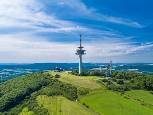 Köterberg aus der Luft Luftaufnahme des Köterbergs mit Funkturm und weitem Blick über grüne Landschaft und blauen Himmel.