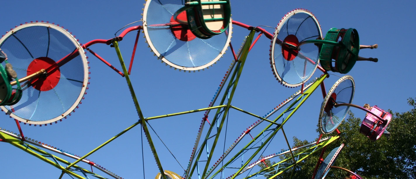 Altstadtfest Nienburg A colorful Ferris wheel with rotating gondolas in front of a bright blue sky during the Old Town Festival.