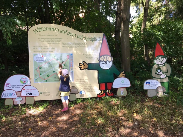 Wichtelpfad Sievershausen_Willkommensschild wichtelpfad-sievershausen-willkommensschild