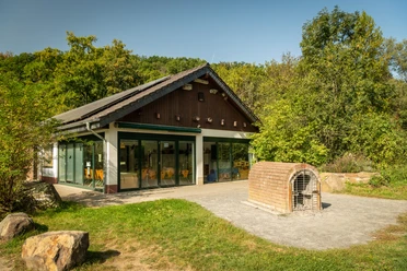 Aggerbogen <p>Modernes Gebäude mit großen Glasfronten, umgeben von grüner Natur in Lohmar.</p>
