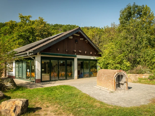 Aggerbogen <p>Modernes Gebäude mit großen Glasfronten, umgeben von grüner Natur in Lohmar.</p>
