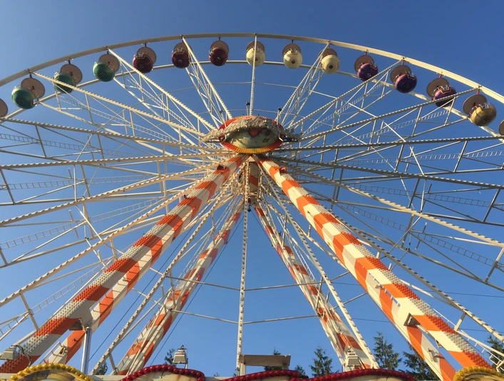 Das Riesenrad auf dem Brokser Heiratsmarkt Das Riesenrad auf dem Brokser Heiratsmarkt The Ferris wheel at the Brokser HeiratsmarktPariserhjulet på Brokser HeiratsmarktHet reuzenrad op de Brokser Heiratsmarkt