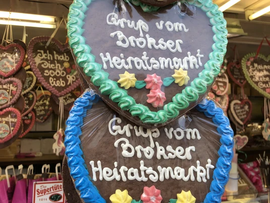 Lebkuchenherzen auf dem Brokser Heiratsmarkt Lebkuchenherzen auf dem Brokser HeiratsmarktGingerbread hearts at the Brokser HeiratsmarktPeberkagehjerter på Brokser HeiratsmarktPeperkoekharten op de Brokser Heiratsmarkt