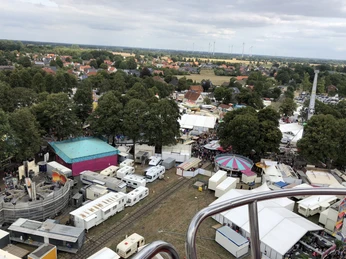 Brokser Heiratsmarkt Eine lebhafte Jahrmarktszene auf dem Brokser Heiratsmarkt aus der Vogelperspektive betrachtet.A bird's eye view of a lively fairground scene at the Brokser Heiratsmarkt.Et fugleperspektiv af et livligt tivoli på Brokser Heiratsmarkt.Vanuit vogelperspectief een levendig kermisscenario op de Brokser Heiratsmarkt.