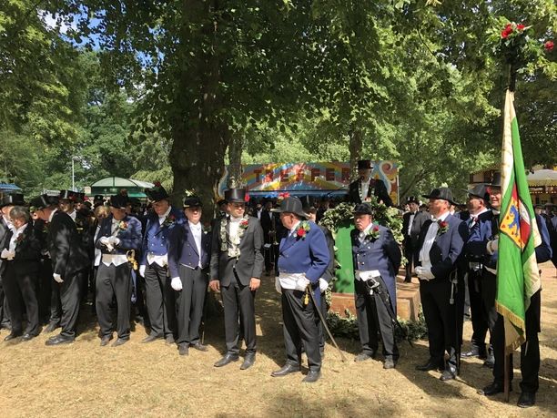 Scheibenschießen Nienburg Teilnehmer des traditionellen Scheibenschießens in Nienburg stehen in historischen Uniformen im Freien.