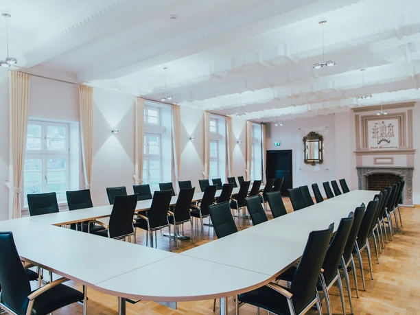 Stucksaal im Spanckenhof Der Stucksaal im Spanckenhof verfügt über elegante Sitzmöglichkeiten und detailreiche Deckenstuckarbeiten.