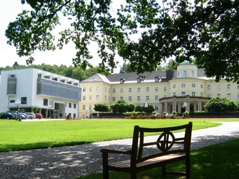 Klinik von außen im Park Bad Hermannsborn.
