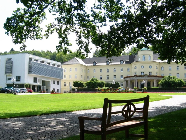 Park Bad Hermannsborn Klinik von außen im Park Bad Hermannsborn.