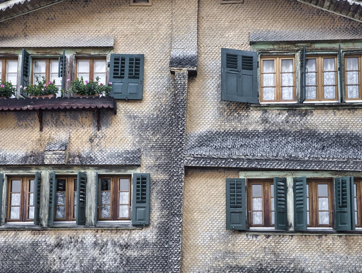 Naters has a beautiful old village centre that has a lot to tell about the past. Naters besitzt einen wunderschönen alten Dorfkern, der vieles aus der Vergangenheit zu erzählen weissNaters has a beautiful old village centre that has a lot to tell about the past.Naters possède un vieux centre magnifique qui a beaucoup à raconter sur son passé
