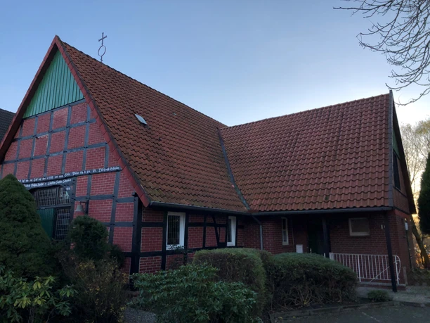 Katholische Kirche Windheim Die Katholische Kirche in Windheim, ein Fachwerkbau mit rotem Ziegeldach und begrüntem Umfeld.