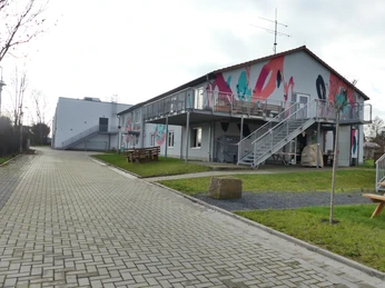 Haus der Jugend_Außenansicht mit Balkon haus-der-jugend-aussenansicht-mit-balkon