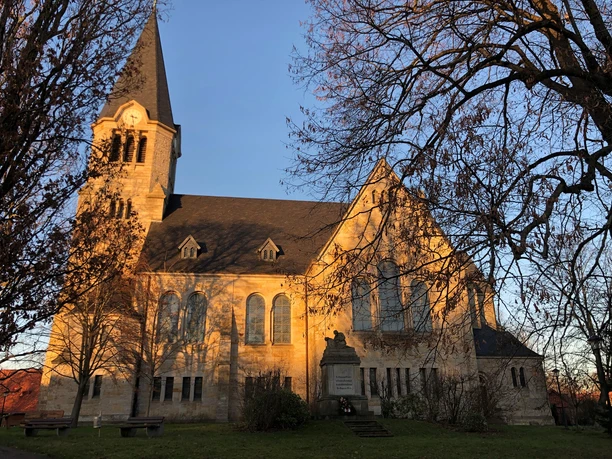 Kirche Frille Neugotische Kirche Frille bei Sonnenuntergang, mit markantem Turm, großen Fenstern und umgebender Natur.