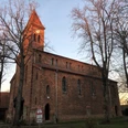 Kirche Friedewalde Backsteinkirche aus dem 19. Jahrhundert mit hohem Turm, umgeben von kahlen Winterbäumen.