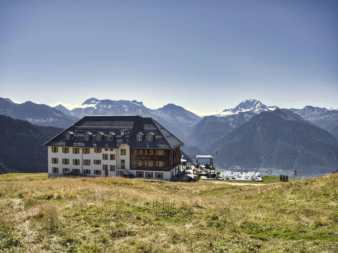 Das 1856/57 erbaute Hotel Belalp thront beim Aletschbord. Das 1856/57 erbaute Hotel Belalp thront beim Aletschbord.The Hotel Belalp, built in 1856/57, is enthroned at the Aletschbord.