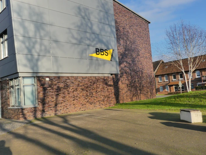 BBS Hauptgebäude und Logo bbs-hauptgebaeude-und-logo