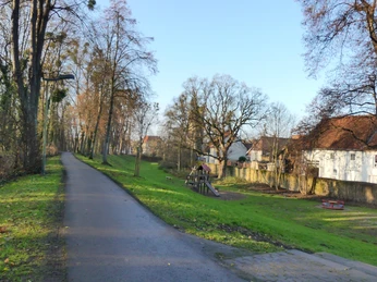 Krähengraben mit Spielplatz kraehengraben-mit-spielplatz