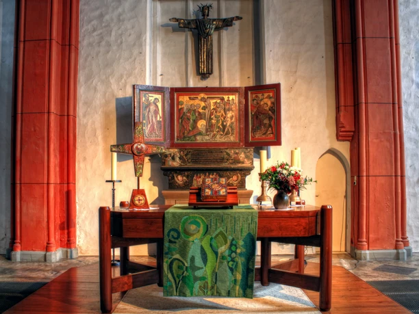 market-church-st-jacobi-altar