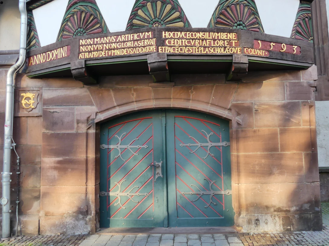 Rathauskeller (Altes Rathaus)_Eingangstür rechts neben der Treppe rathauskeller-altes-rathaus-eingangstuer-rechts-neben-der-treppe