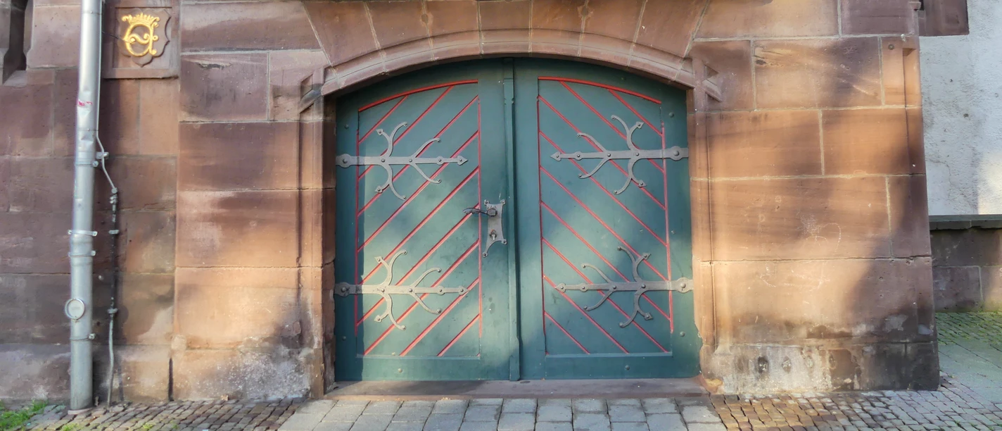 Rathauskeller (Altes Rathaus)_Eingangstür rechts neben der Treppe rathauskeller-altes-rathaus-eingangstuer-rechts-neben-der-treppe