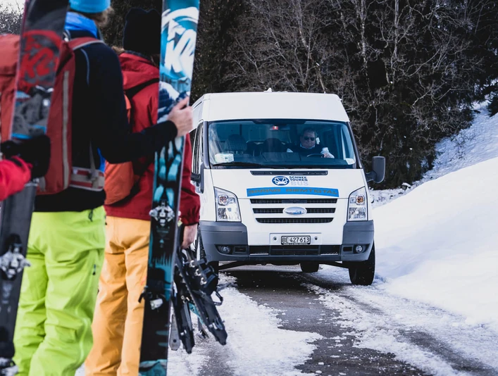Waiting for the snow tour bus Warten auf den SchneetourenbusWaiting for the snow tour busAttendre le bus de la tournée des neiges