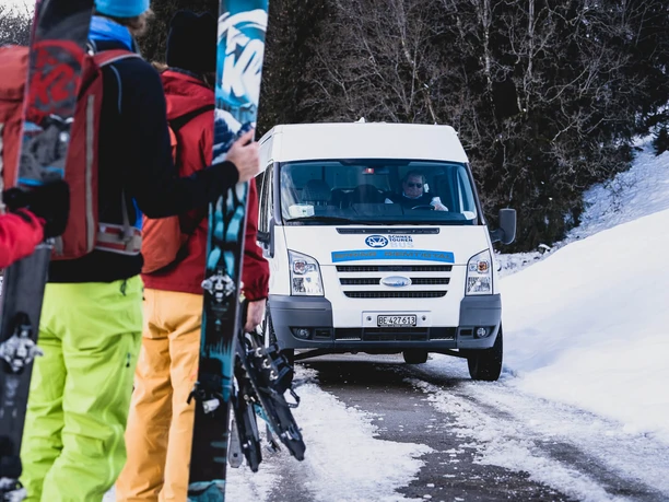 Warten auf den Schneetourenbus Warten auf den Schneetourenbus
