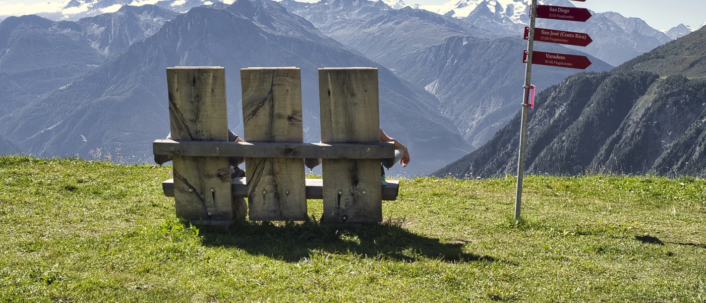 Die Edelweiss Bank – eine Aussicht wie aus dem Flieger. Die Edelweiss Bank – eine Aussicht wie aus dem Flieger.