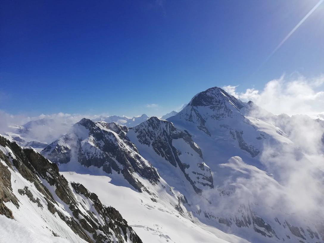 L'Aletschhorn est un sommet de montagne recouvert de glaciers dans le canton du Valais. Das Aletschhorn ist ein vergletscherter Berggipfel im Kanton Wallis.The Aletschhorn is a glaciated mountain peak in the canton of Valais.L'Aletschhorn est un sommet de montagne recouvert de glaciers dans le canton du Valais.
