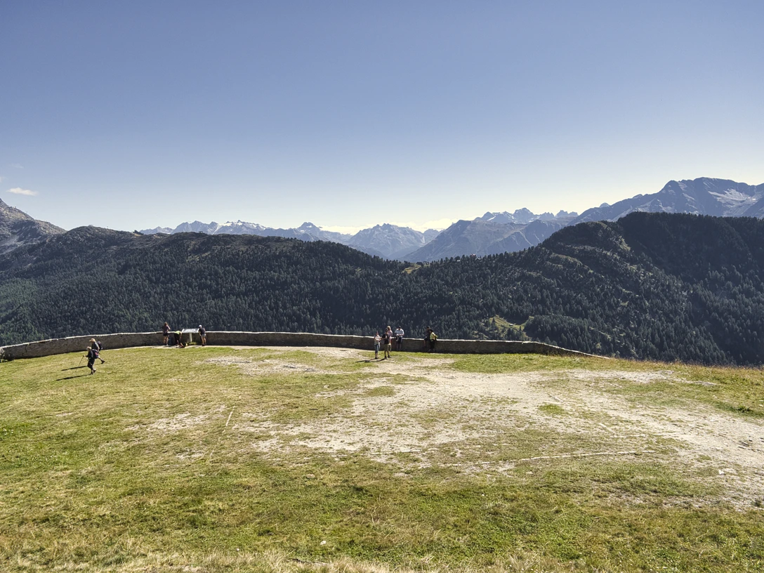 Der historische Tennisplatz beim Aletschbord thront hoch über dem Grossen Aletschgletscher. Der historische Tennisplatz beim Aletschbord thront hoch über dem Grossen Aletschgletscher.The historic tennis court at the Aletschbord towers high above the Great Aletsch Glacier.